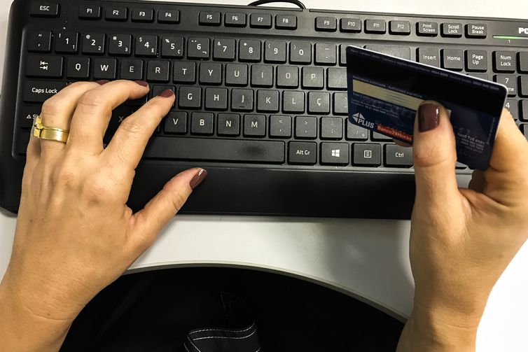  Endividamento cai pelo 2º mês seguido, mas inadimplência preocupa