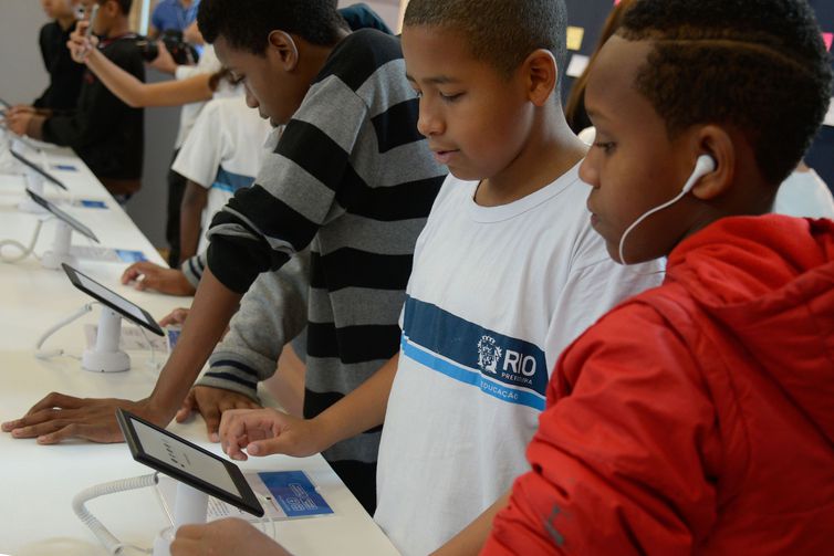 Governo vai conectar 138,4 mil escolas até 2026