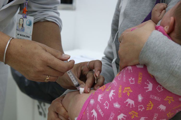 Governos e instituições científicas são melhores fontes sobre vacinas