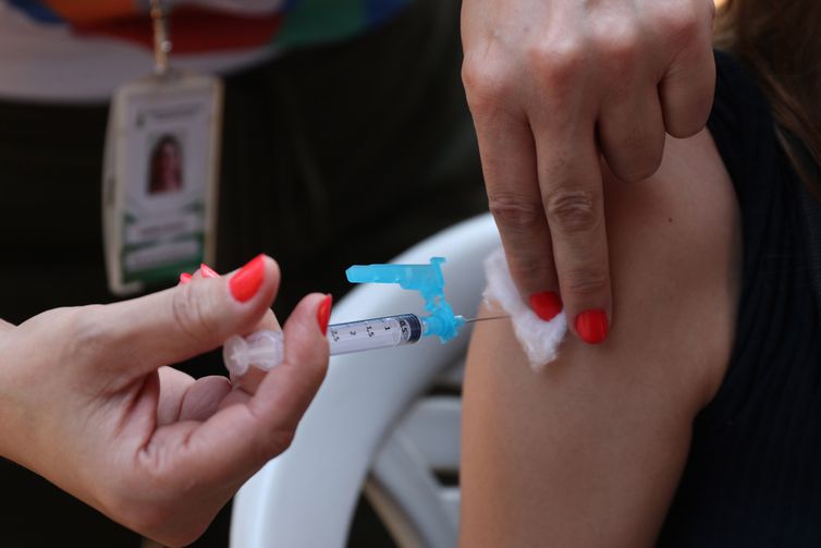 Lei define regras para vacinação em estabelecimentos privados 
