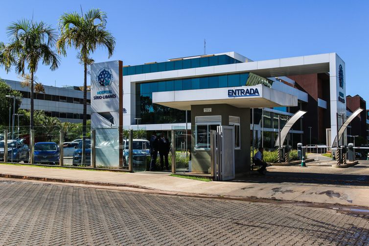 Lula permanece estável após cirurgia no quadril e já fez caminhada