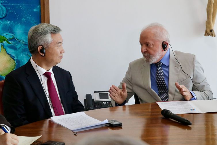 Lula reduz ritmo de agenda e se prepara para cirurgia