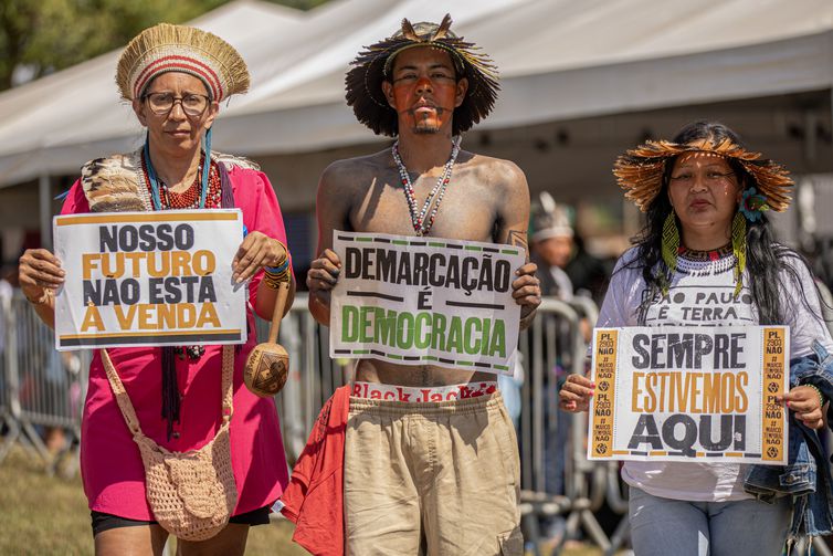 Povos indígenas marcham em Brasília contra marco temporal 