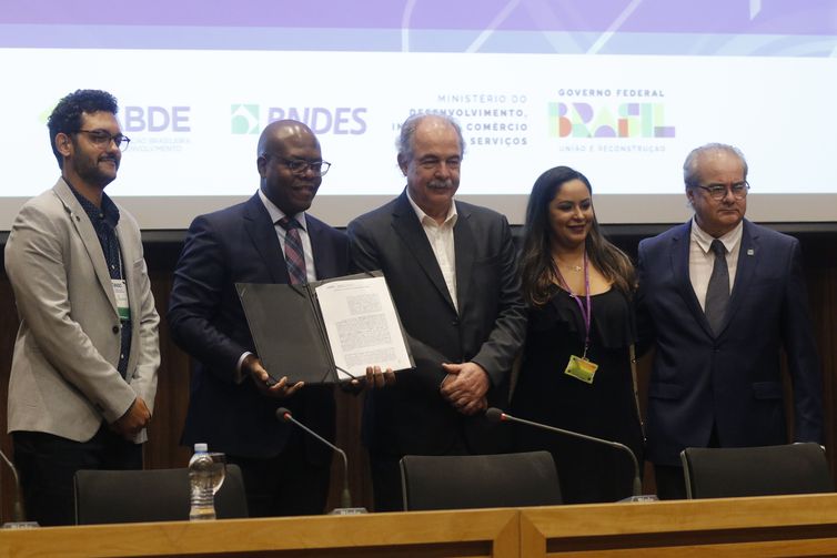 Acordo busca aprimorar políticas sobre direitos humanos no BNDES