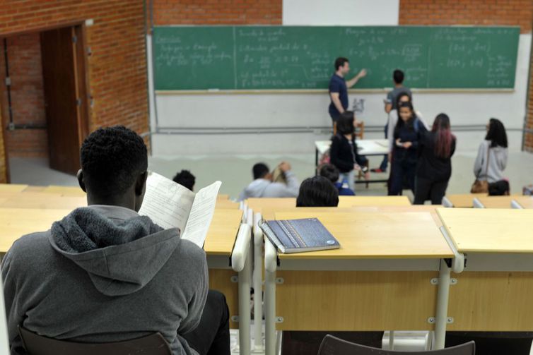  Cursinhos populares preparam para o Enem e mobilizam lutas sociais