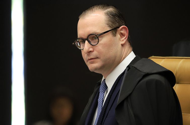 Zanin pede informação sobre aumento de 300% em salário de governador 