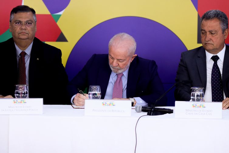 Lula anuncia decreto de GLO em portos e aeroportos 