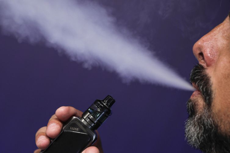 Anvisa aprova consulta pública sobre proibição de cigarro eletrônico 