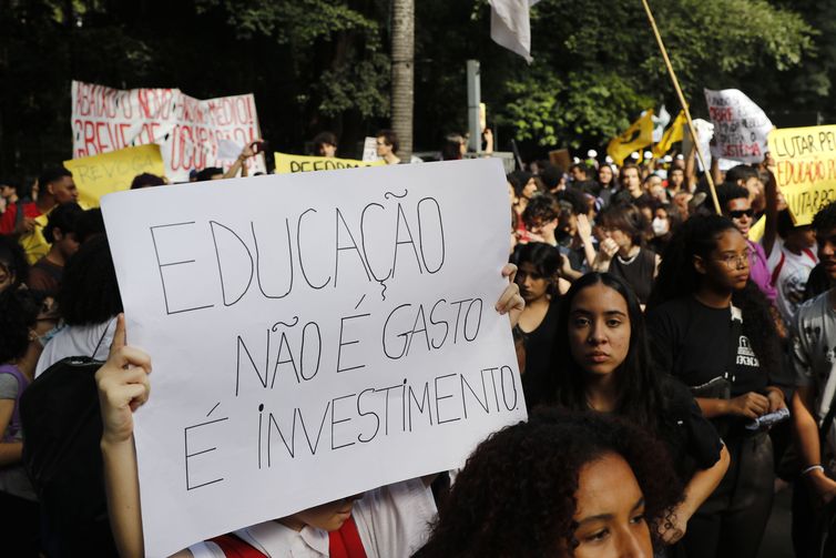 MEC pede 2,4 mil horas de formação básica no ensino médio  