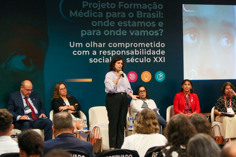 Ministra destaca ética como parte da formação médica de qualidade