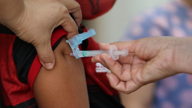 Fiocruz: vacinas protegem crianças de covid longa, infecção e morte