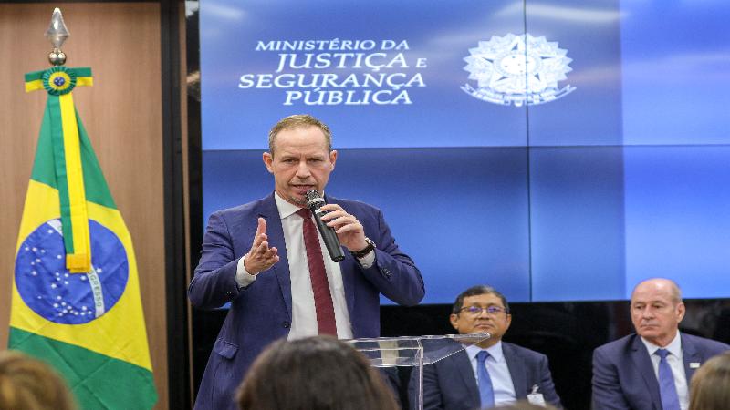 Governo faz acordo para proteger extração de ouro
