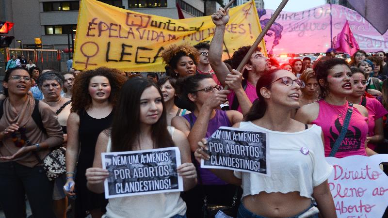 Leis municipais e estaduais dificultam acesso ao aborto legal