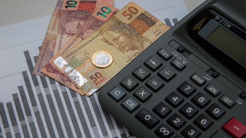 Planejamento, economia e cálculos: como vencer as dívidas em 2024