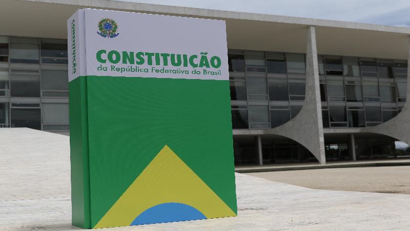 Sedes dos três poderes exibem representação da Constituição Federal 