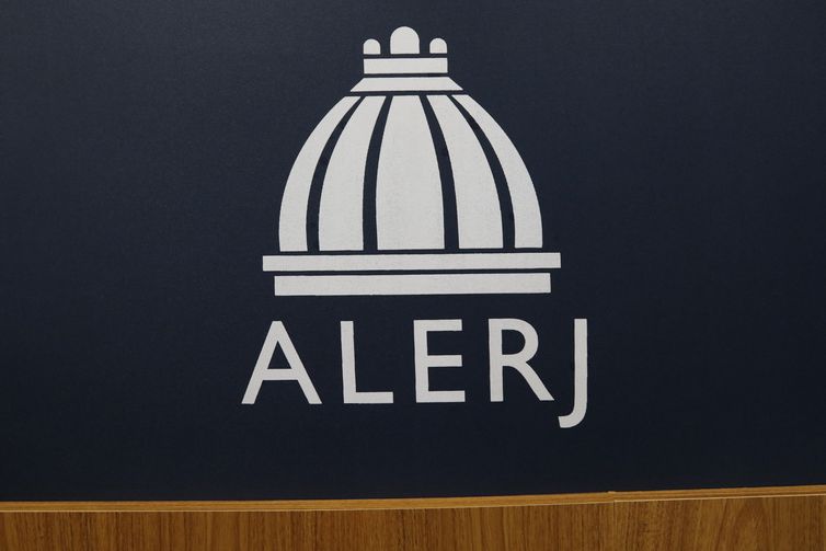 Alerj suspende afastamento da deputada Lucinha