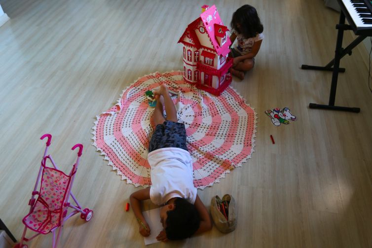 Cartilha ajuda a identificar atrasos no desenvolvimento infantil