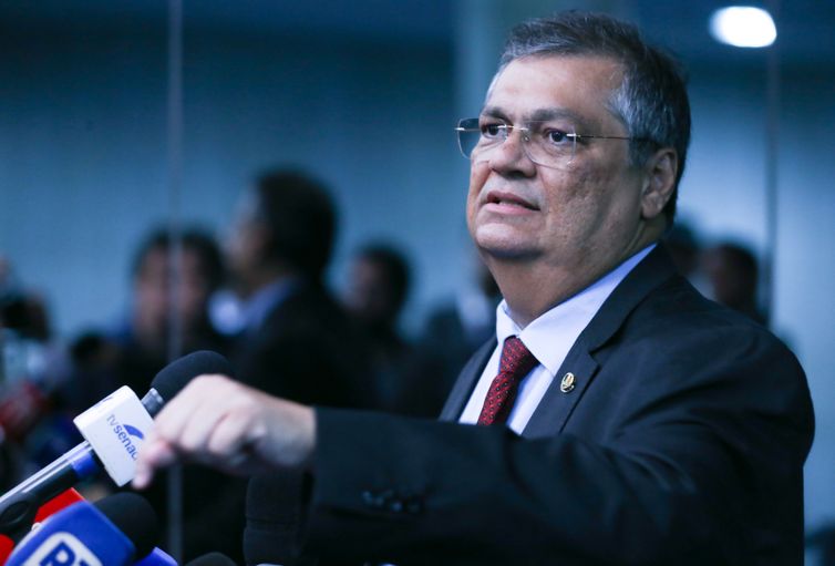 Dino propõe fim da aposentadoria compulsória para juízes e militares