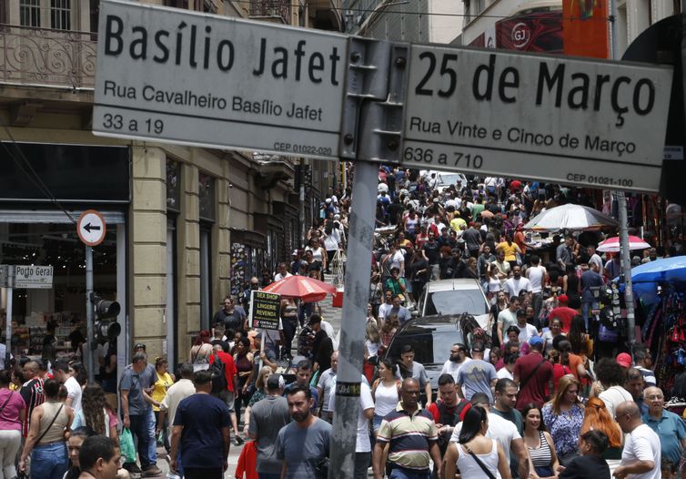 Governo adia por 3 meses portaria sobre trabalho aos feriados