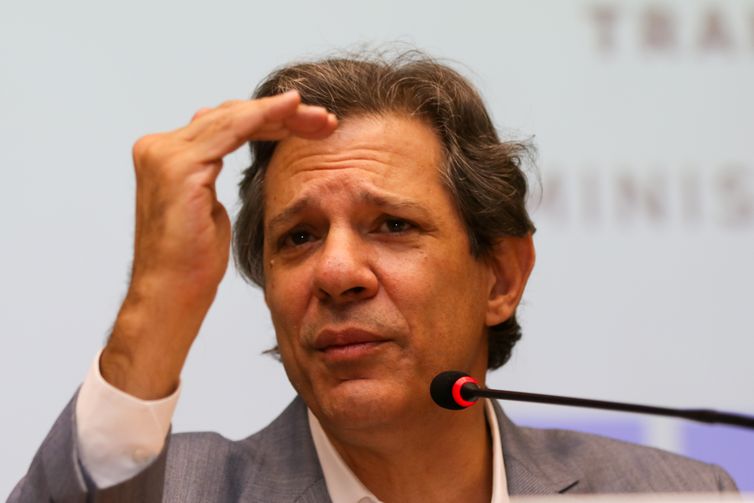 Haddad testa negativo para covid-19 e retoma atividades