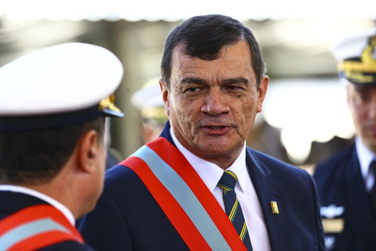 Ministro de Bolsonaro revela reuniões com militares sobre reeleição
