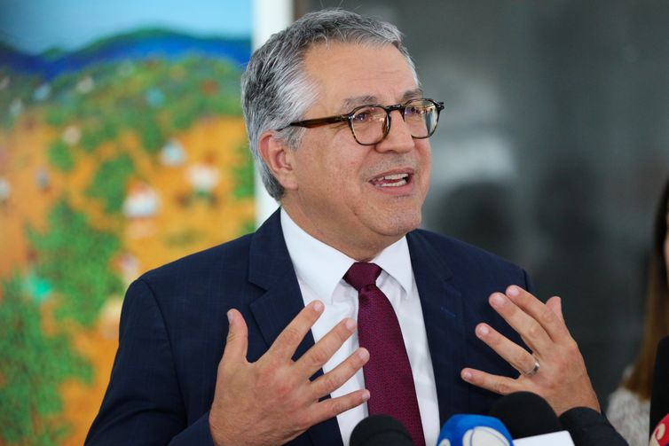 Padilha diz que governo tem compromisso para pagamento de emendas