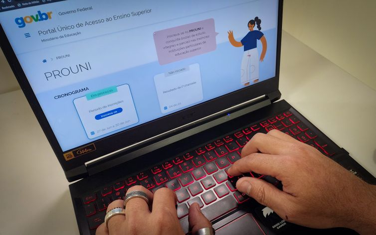 Prazo para comprovar dados do Prouni termina nesta terça-feira