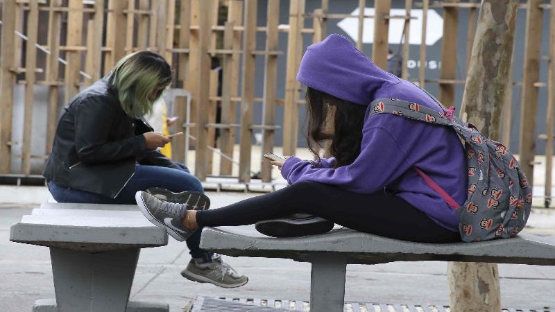Prefeitura do Rio proíbe uso de celulares em sala de aula e no recreio
