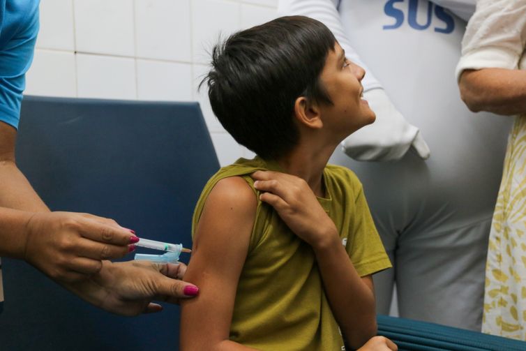 Rio inicia vacinação de crianças de 10 anos contra a dengue 