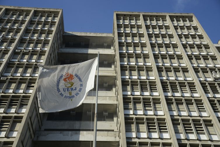Uerj isenta alunos de cursinhos populares da taxa para o vestibular