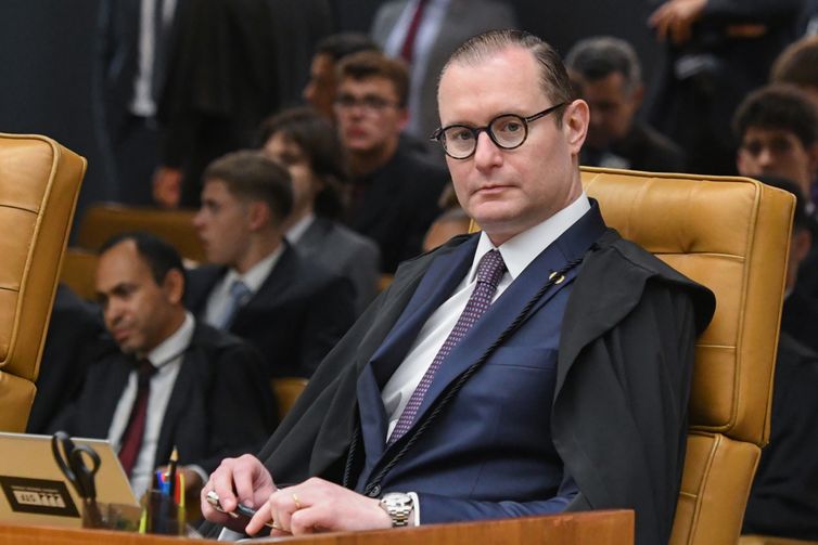 Zanin suspende decretos de SC que dispensavam vacina em escolas