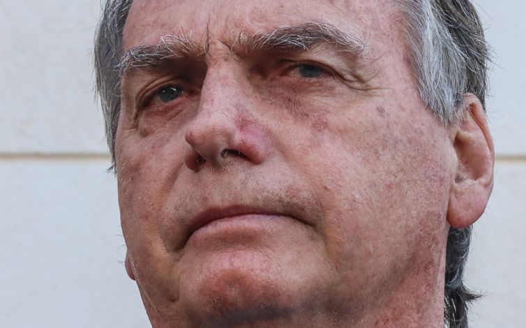 Defesa de Bolsonaro quer acesso a depoimentos de ex-comandantes das FA
