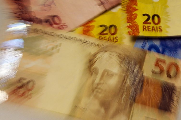 Endividamento e inadimplência do consumidor caem em fevereiro