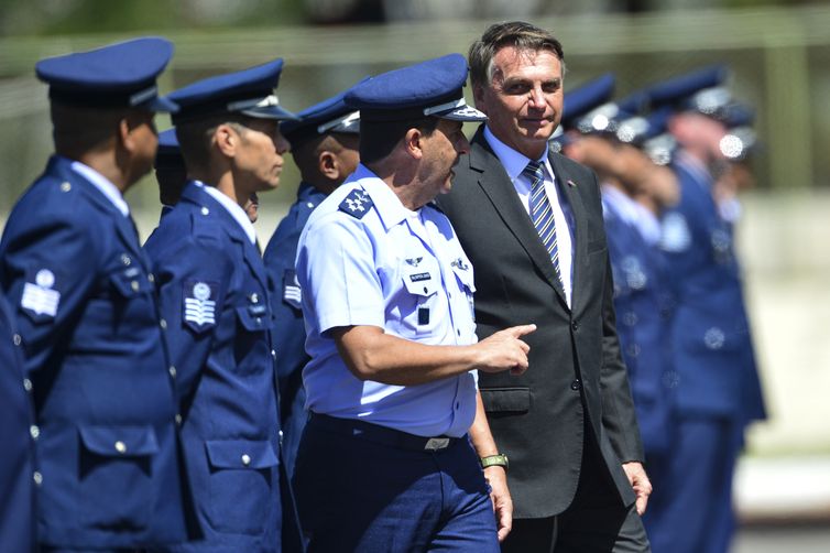 Ex-comandante do Exército ameaçou prender Bolsonaro, diz ex-FAB 