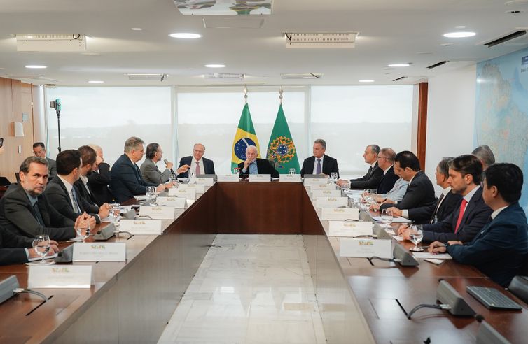 Governo e montadoras debatem produção de carros bioelétricos no Brasil