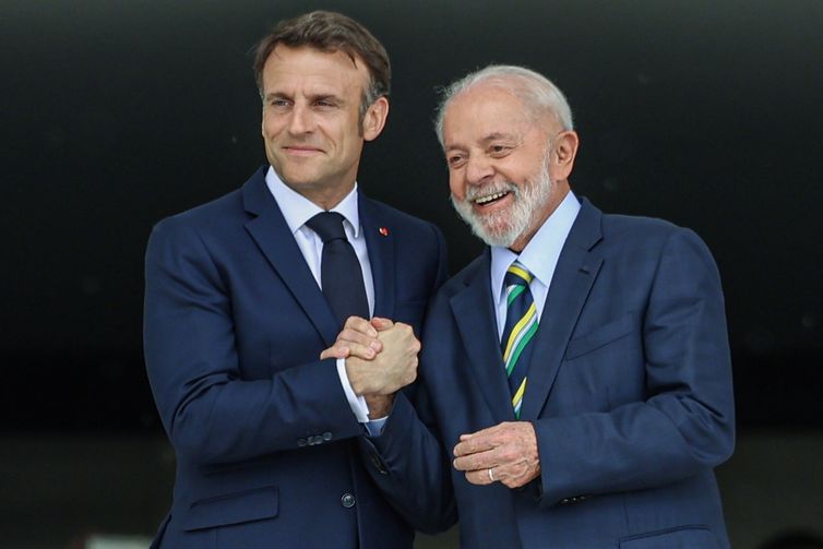 Macron elogia atuação brasileira em prol da democracia