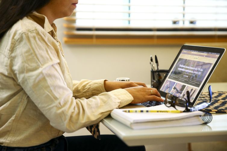 Pesquisa mostra que diferença salarial entre mulheres e homens caiu