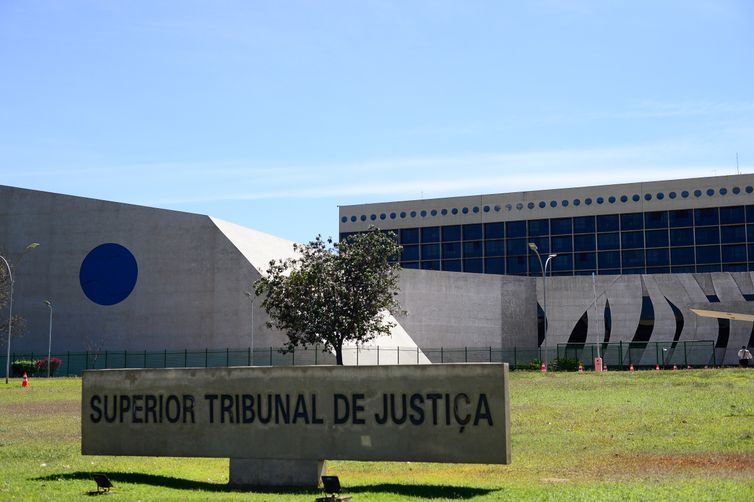 Relator no STJ vota para que Robinho cumpra pena da Itália no Brasil 
