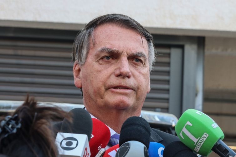 Saiba como funcionou fraude de cartão de vacina de Bolsonaro