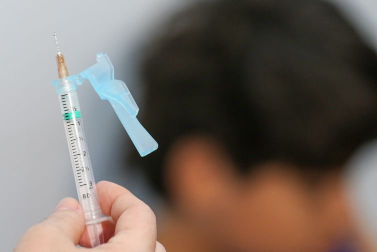 Vacinação contra dengue alcança apenas 18% do público-alvo no Rio