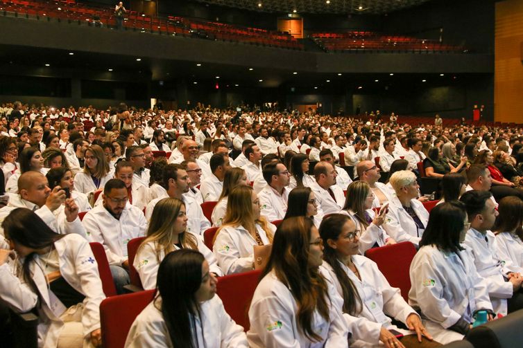 Brasil tem 575.930 médicos ativos: 2,81 por mil habitantes