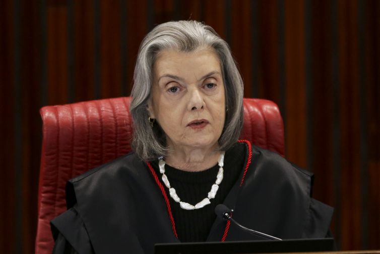 Cármen Lúcia diz que decisão judicial não pode ser descumprida