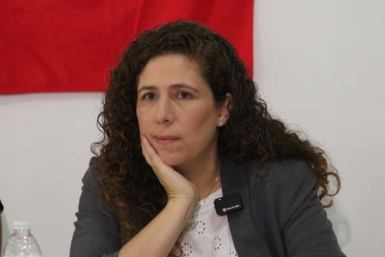 Governo tenta conciliar reajustes de servidores, diz ministra