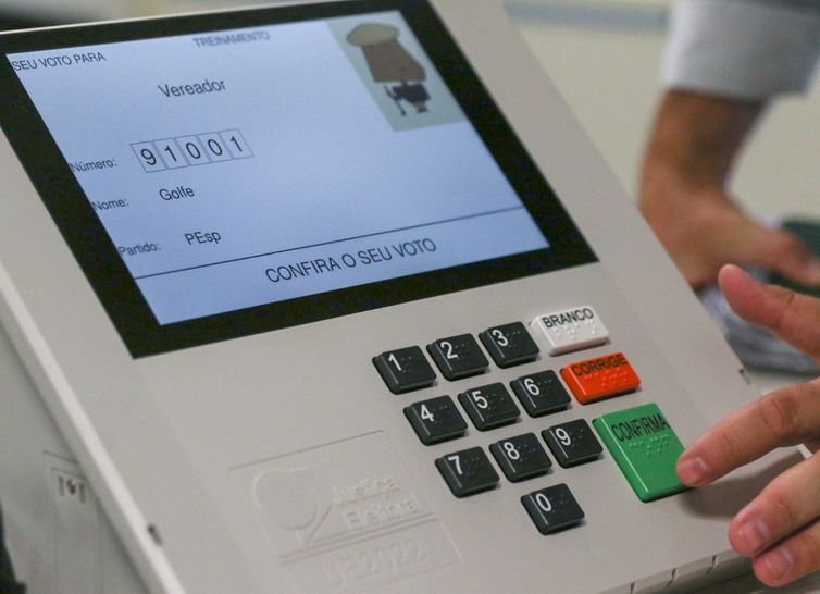 Jovens de 16 a 18 anos podem tirar 1º título de eleitor até 8 de maio