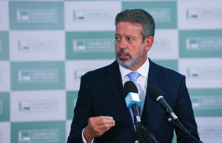 Lira anuncia grupo para propor nova versão do PL das Fake News