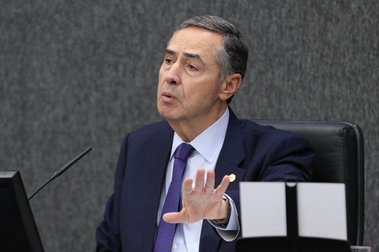 Barroso nega impedimento de Moraes, Zanin e Dino para julgar Bolsonaro