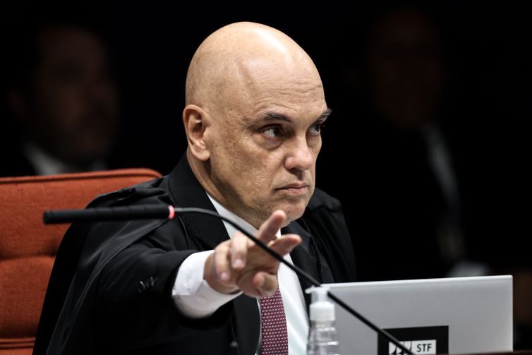 Moraes manda Bolsonaro explicar uso de celular por Nikolas em visita