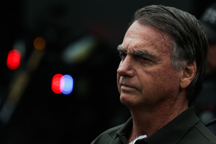 Justiça suspende benefícios vitalícios durante prisão de Bolsonaro 