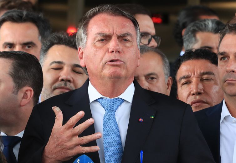 Termina cirurgia de Bolsonaro para bloquear nervo do diafragma